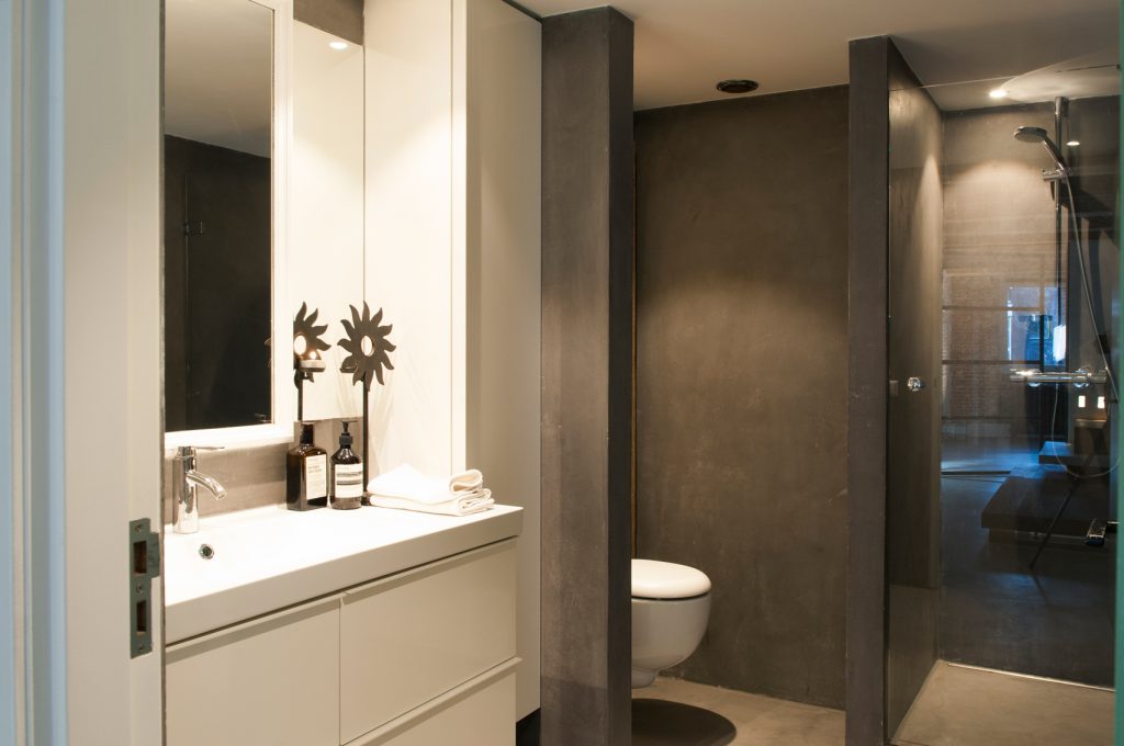 Spuistraat 253 – Bottom Floor Bathroom